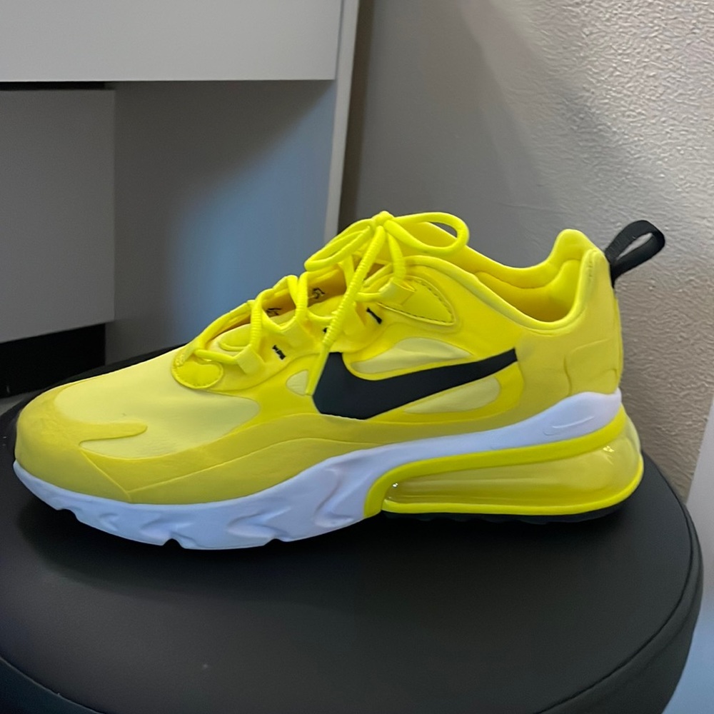 Nike react 270